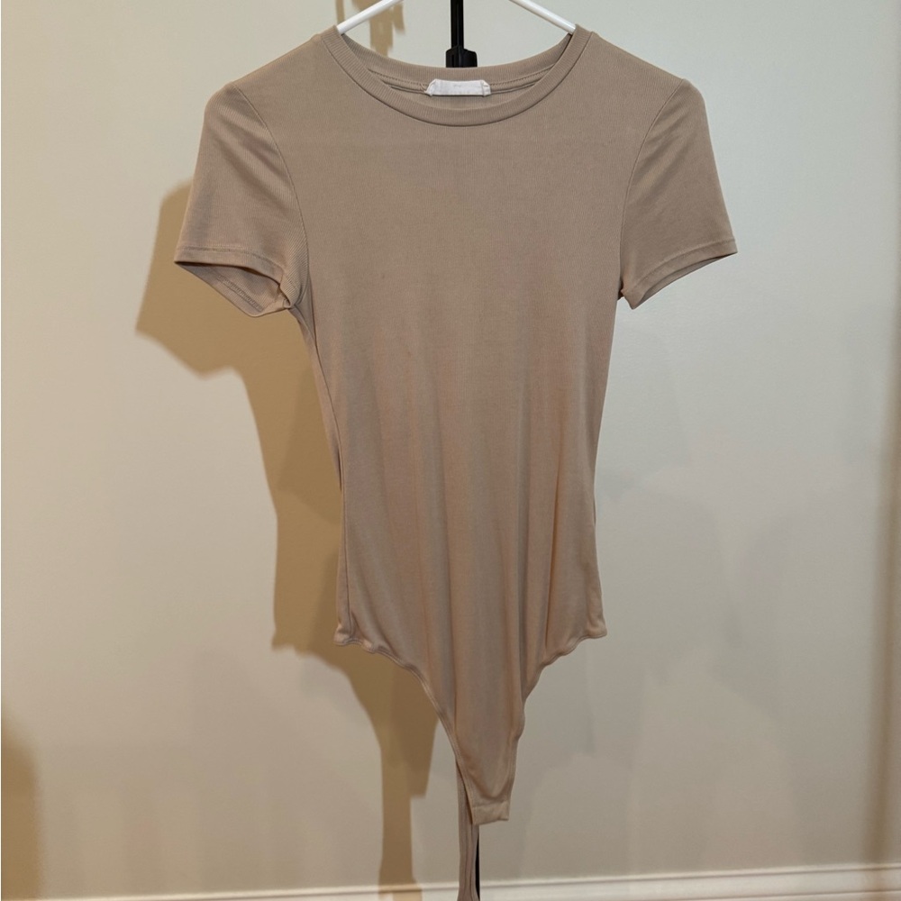 Elodie Short Sleeve Crewneck Bodysuit in Taupe